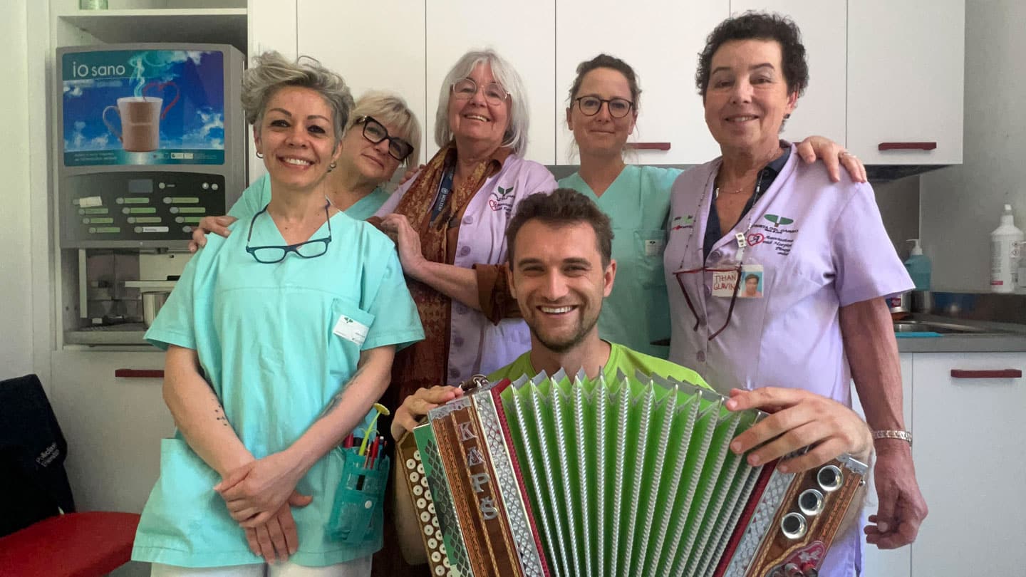 La musica che cura: la fisarmonica di Mitjia Tull nelle case di riposo